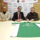 El presidente del club (der) y Vaquera (centro) en la firma del convenio