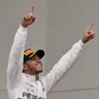 El piloto británico celebra su victoria en Austin y su tercera corona mundial.