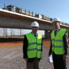 Francisco Álvarez y Fernando Fernández Briera supervisaron la prueba de carga del viaducto.