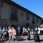 La procesión de la Soledad a la altura de la Casa de Ucieda, que pasa a ser de Camponaraya. L. DE LA MATA