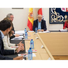 Junta de Portavoces de las Cortes autonómicas celebrada ayer en Valladolid, presidida por Silvia Clemente. EDUARDO MARGARETO
