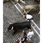 Los toros de la ganadería de Torrestrella (Cádiz) han protagonizado hoy un quinto encierro rápido y peligroso, en el que uno de los astados ha quedado descolgado al final de la carrera y ha creado los mayores momentos de peligro, sin que al parecer ningún