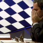 Garry Kasparov, concentrado delante de un tablero de ajedrez. PENNY