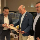 Santos, Mazón y Roberto Aller, ayer en Santander. DL