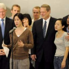 Bill Clinton, Al Gore y las periodistas liberadas tras su llegada al aeropuerto.