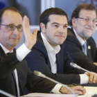 De izquierda a derecha François Hollande, Alexis Tsipras y Mariano Rajoy durante la cumbre extraordinaria de anoche.