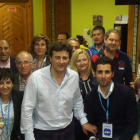 Manuel García, anoche con un grupo de amigos y simpatizantes tras conocer los resultados electorales.