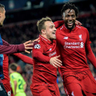 Divock Origi celebra con su compañero Xherdan Shaqiri el 4-0 definitivo para el Liverpool. PETER POWEL