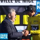 Eddy Merckx saluda a Bernal en el podio de la París-Niza.