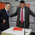 Óscar López y el secretario general del Partido Socialista Europeo, Achim Post.
