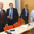 Sáez y varios colaboradores, ayer, en el Consejo de Salud.