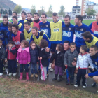 Alumnos del colegio María Luisa Ucieda, ayer en el entrenamiento de la Deportiva.