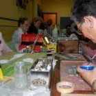 Mujeres en el taller de manualidades del pasado año