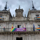 ‘Ponferrada orgullosa’ es el lema que luce el balcón de la Alcaldía de la Casa Consistorial de Ponferrada, adornados sus balcones con la bandera arcoíris para anunciar que el próximo martes día 28 la plaza del Ayuntamiento acogerá la Fiesta del Día de Orgullo LGTBI,  organizada por la Concejalía de Igualdad, con música y teatro. DL