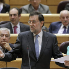 El presidente del Gobierno, Mariano Rajoy, responde a una de las preguntas en el Senado.