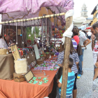 El mercadillo medieval abierto junto al castillo ha despertado polémica.