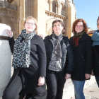 De izquierda a derecha, las investigadoras Amanda Dotsetch, Ana Cabrera, Therese Martin y Jitske Jasperse frente a la Basílica de San Isidoro. RAMIRO
