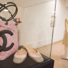 Las dos clásicas CC mayúsculas de Chanel corresponden con las iniciales de su fundadora, Coco Chanel.