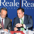 El consejero delegado de Reale, Antonio Viñuela, y Carlos Pollán, en la firma del convenio.