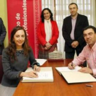 Un momento de la firma del convenio entre el Herrero y los hosteleros.