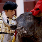 Javier Castaño en un lance con su segundo toro al que realizó una gran faena.
