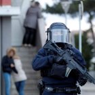 Un policía vigila a las puertas del apartamento del terrorista abatido. HORCAJUELO