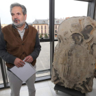 Domingo Carrasco, ayer junto al escudo que ocupó la fachada del antiguo instituto