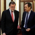 Mariano Rajoy conversa con Rafael Hernando en los pasillos del Congreso, el pasado mes de julio.