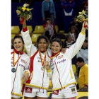 Las jugadoras de la selección española de balonmano celebran la plata