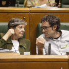 Los parlamentarios de EH Bildu Laura Mintegi y Julen Arzuaga, el pasado 29 de mayo, en el Parlamento vasco.