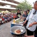 Samak Sundaravej, entusiasta de la gastronomía tailandesa, durante una comida en Bangkok