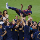 El defensa Eric Abidal es manteado por sus compañeros durante el homenaje que recibió ayer.