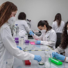 Análisis de aguas residuales en busca del coronavirus en un laboratorio de Valencia. BIEL ALIÑO