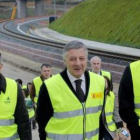Blanco, durante su visita a las obras del AVE gallego en su entrada en Santiago.