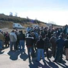 Los trabajadores de Enervisa realizan sus reuniones a la entrada de las instalaciones de la empresa