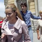 María José Campanario, Jesulín, y su madre, Remedios Torres, ante los juzgados.