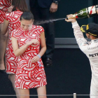 Lewis Hamilton rocía con champán la cara de una mujer durante la celebración de su victoria en el Gran Premio de Shanghái de Fórmula 1, en el 2015.