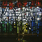 Fragmento de la vidriera diseñada por Ráfols-Casamala para el trascoro y realizada en los talleres de Chartres del maestro Gabriel Loire. PABLO HOJAS