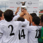 Niños de la cantera de la Cultural tras ganar un trofeo. RAMIRO