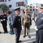 A la derecha, el jefe accidental de la comisaría, José Fernando Rodríguez, ayer junto a otros mandos. L. DE LA MATA