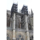 Los andamios colocados en la fachada sur de la Catedral permitirán restaurar los primeros pináculos