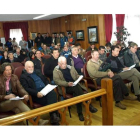 Mucho público en la subasta celebrada en el salón de plenos del Ayuntamiento de Riaño.