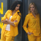 Las actrices Alba Flores y Maggie Civantos,  en el plató de la serie Vis a vis.