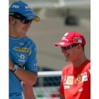 Alonso y Schumacher bromean distendidos tras el entrenamiento