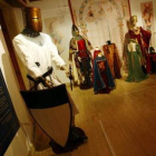 Un aspecto de esta muestra sobre indumentaria medieval.