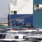 Terminal del puerto de Vigo en la que un barco es cargado con vehículos. SALVADOR SAS