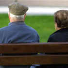 Dos ancianos en un parque de Ponferrada.