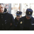 El acusado, ayer, a la entrada de la Audiencia Provincial de León, donde se celebró el juicio.