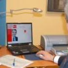 Miguel Martínez muestra la web del PSOE de San Andrés que contendrá toda la información electoral