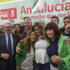 Susana Díaz celebra junto a compañeros de su partido los resultados electorales.